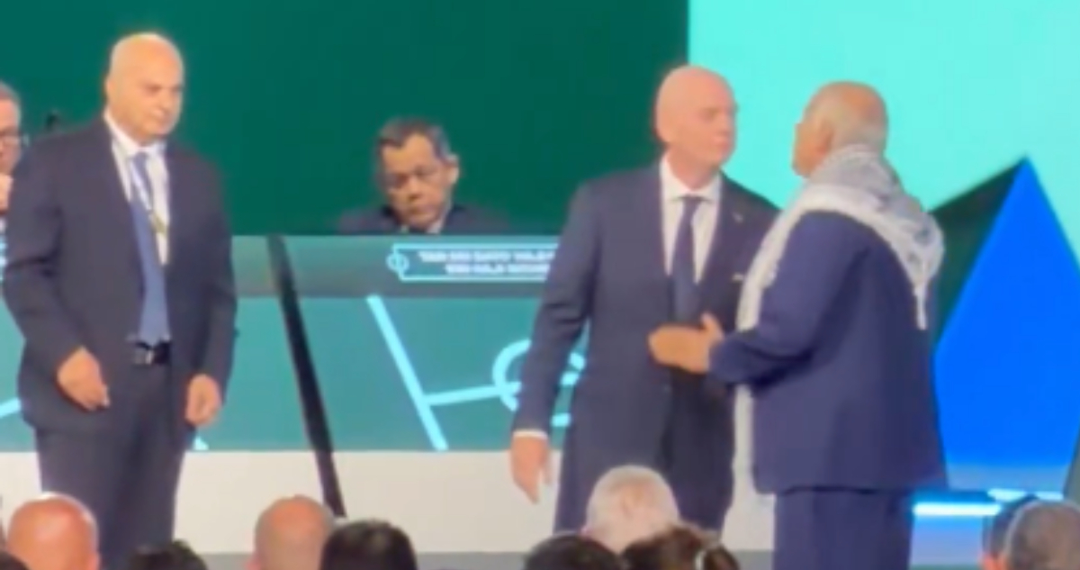 Gianni Infantino con representantes de Israel y Palestina en congreso FIFA