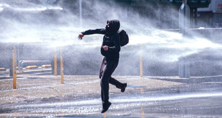 Gobierno expulsa del país a ciudadano argentino detenido en manifestación estudiantil en Santiago