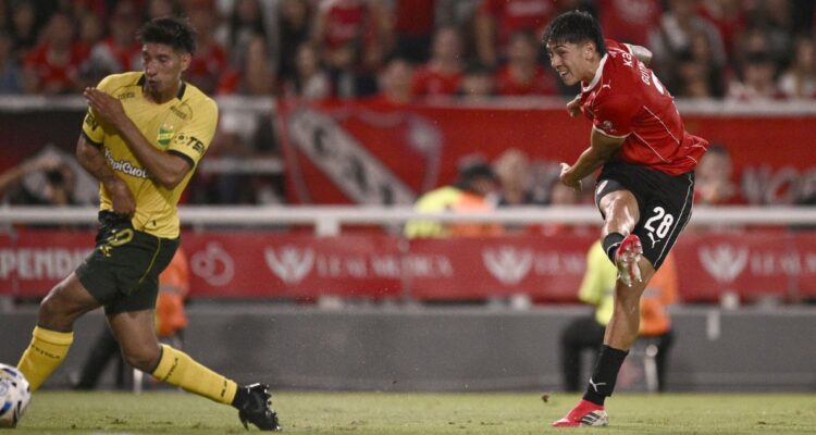 Maximiliano Gutiérrez marcó golazo para Independiente en Argentina.