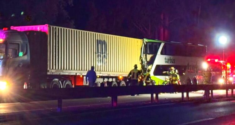 Grave accidente en Ruta 68: colisión entre bus de pasajeros y camión deja al menos 20 lesionados