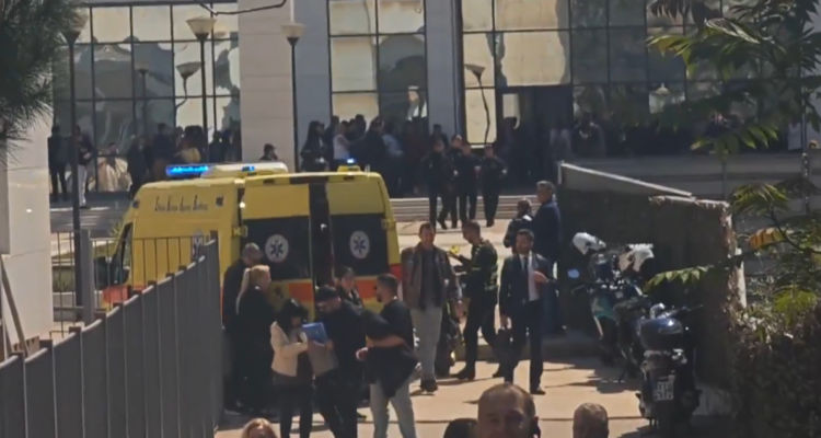 Hombre de 89 años hiere a cinco personas en dos tiroteos en oficinas públicas de Atenas