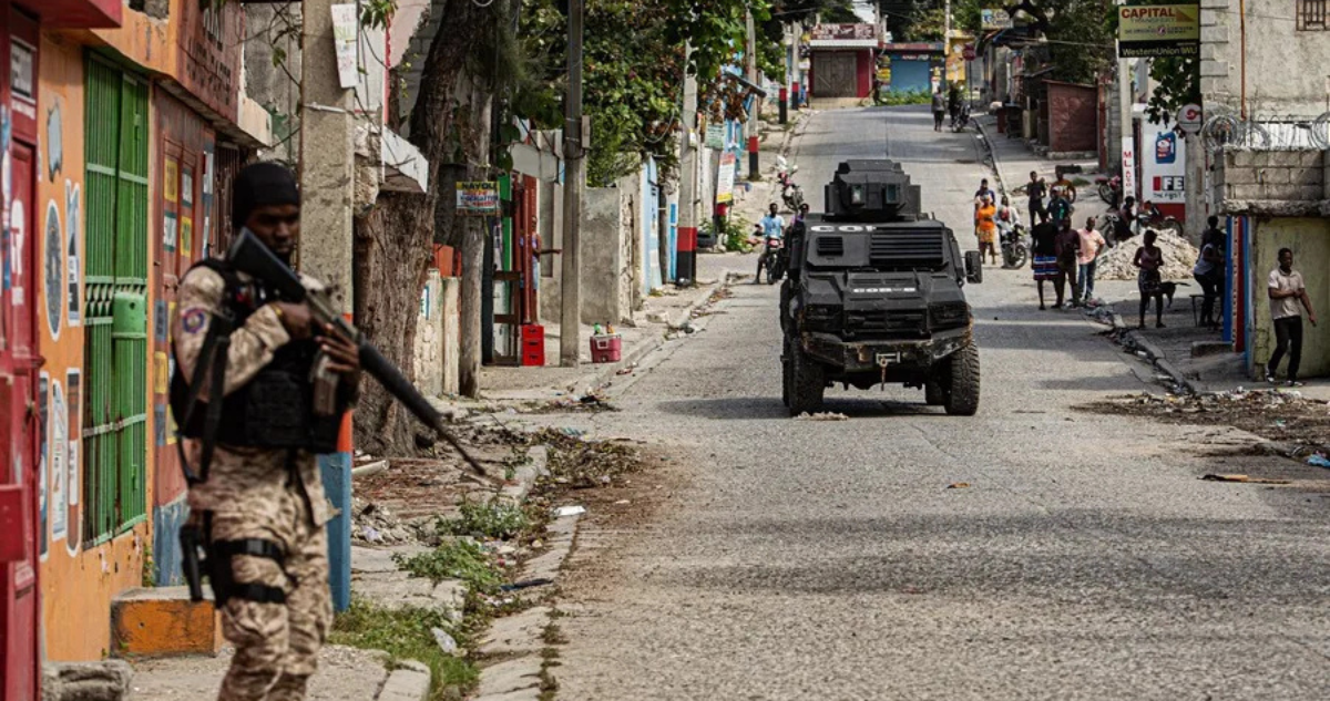Un integrante de la Policía de Haití custodia en Puerto Príncipe, Haití