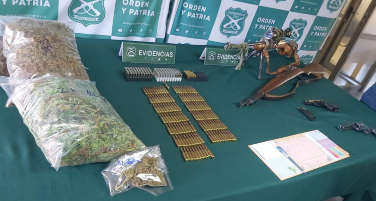 Hallan fusiles de guerra en allanamiento a punto de cultivo y venta de marihuana en Curacaví