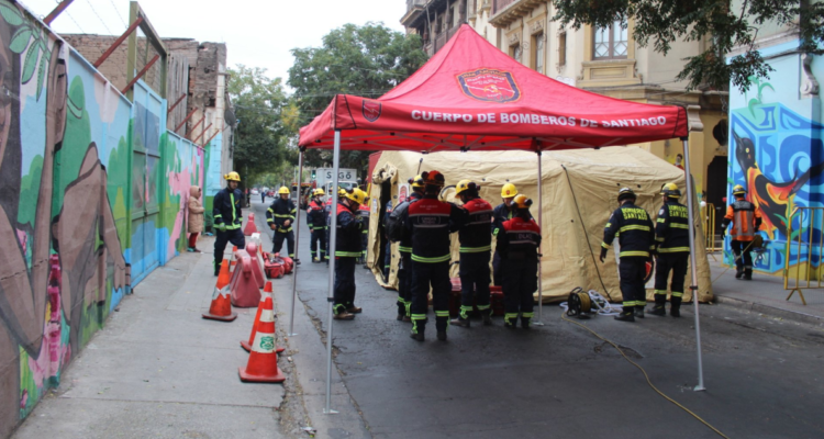 Hallan un cuerpo durante labores de búsqueda en casona incendiada en el centro de Santiago