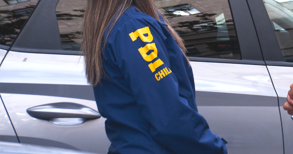 Hija de exministra de la Corte Suprema presenta querella por falsificación contra inspectora de la PDI