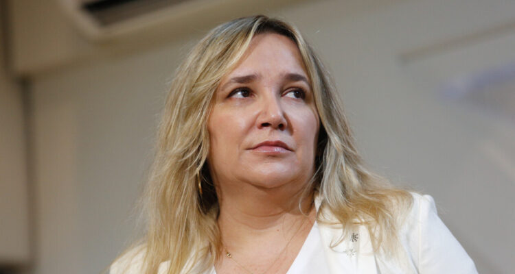 Hoffmann arremete contra Poduje por crítica a Quiroz: acusa “insolencia del porte de un buque”