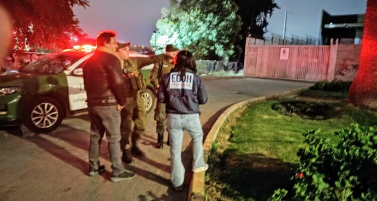 Hombre en riesgo vital tras ser baleado y atacdo con arma blanca en plaza en San Antonio