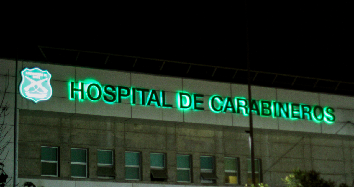 Fotografía nocturna de la fachada del Hospital de Carabineros