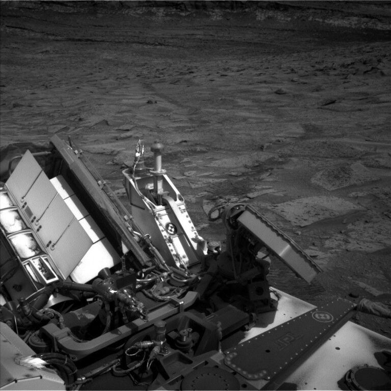 Foto del rover Curiosity de camino al cráter Antofagasta, en Marte