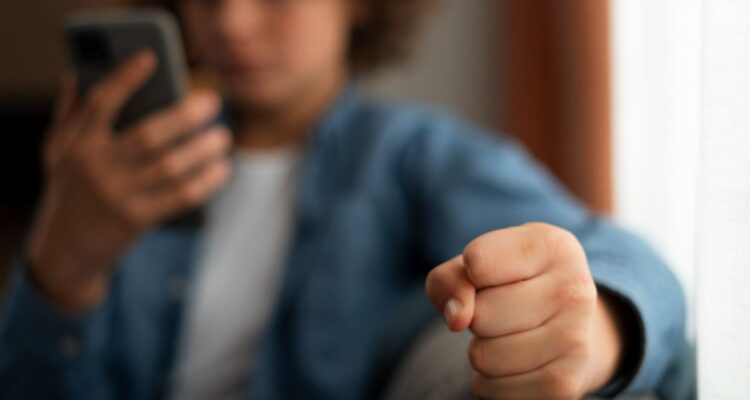 Incels: la subcultura digital de misoginia, soledad y violencia, que inquieta a comunidades escolares