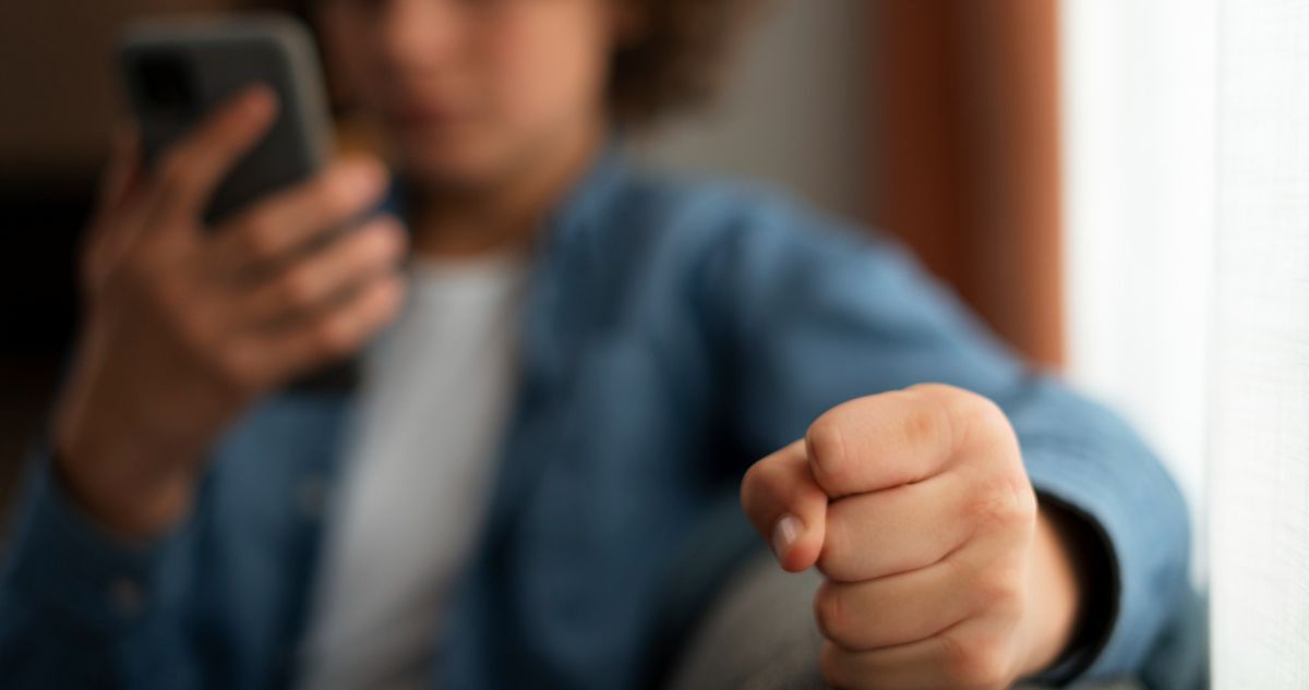Incels: la subcultura digital de misoginia, soledad y violencia, que inquieta a comunidades escolares