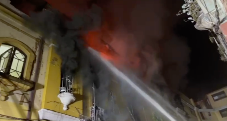 Incendio afecta a casona en Santiago: mujer se lanzó para salvarse y cayó arriba de carabinero