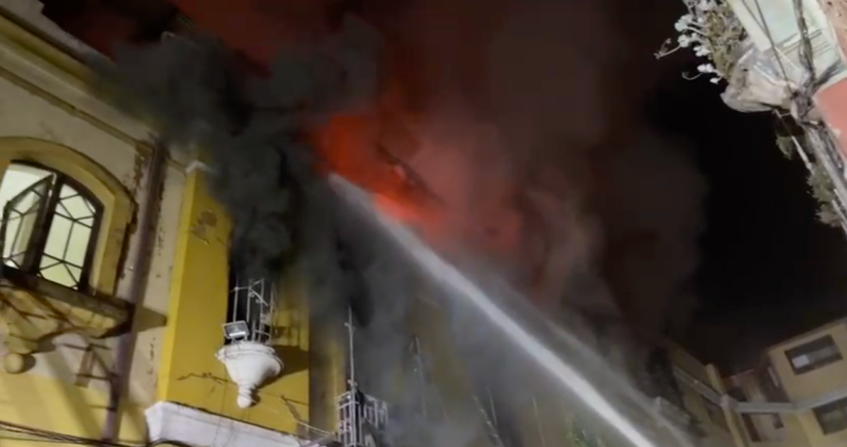 Incendio afecta a casona en Santiago: mujer se lanzó para salvarse y cayó arriba de carabinero