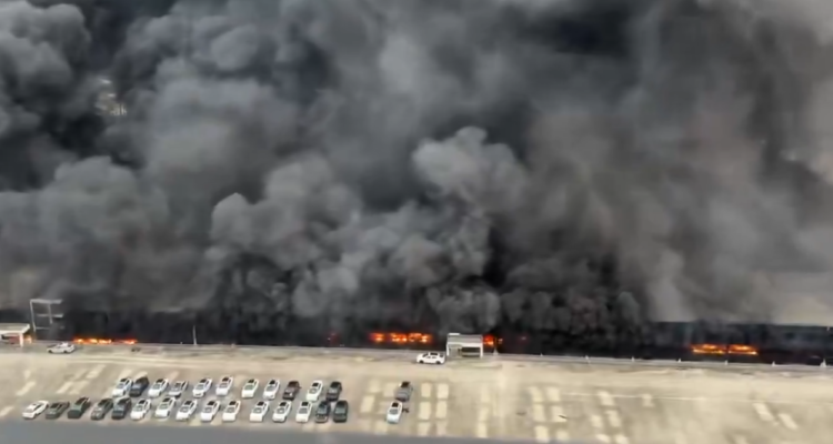 VIDEO | Incendio arrasa con estacionamiento de vehículos de prueba de BYD en China