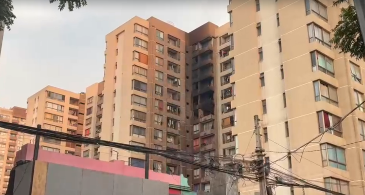 Incendio destruye departamento en Independencia: evacúan a cerca de 100 personas del edificio