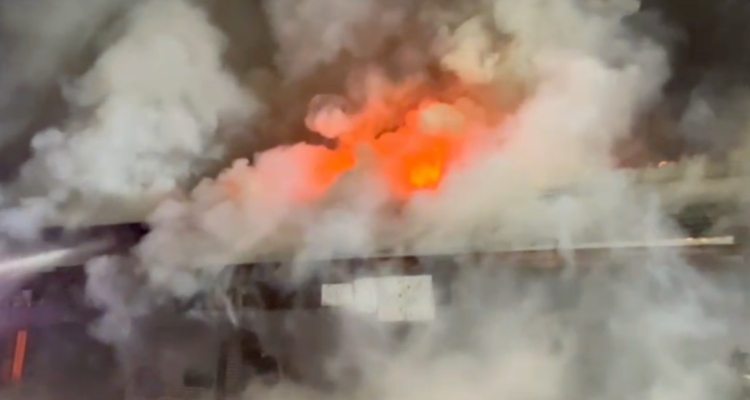 Bomberos trabaja en gran incendio que destruye una galería en el centro de Concepción