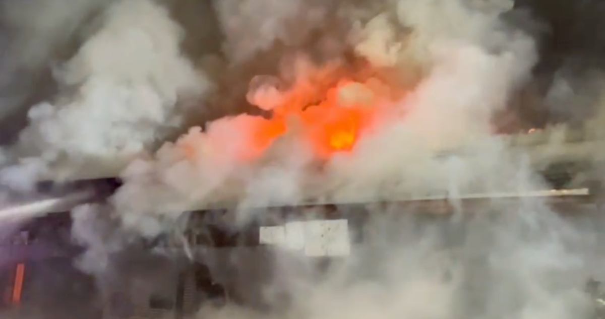 Bomberos trabaja en gran incendio que destruye una galería en el centro de Concepción