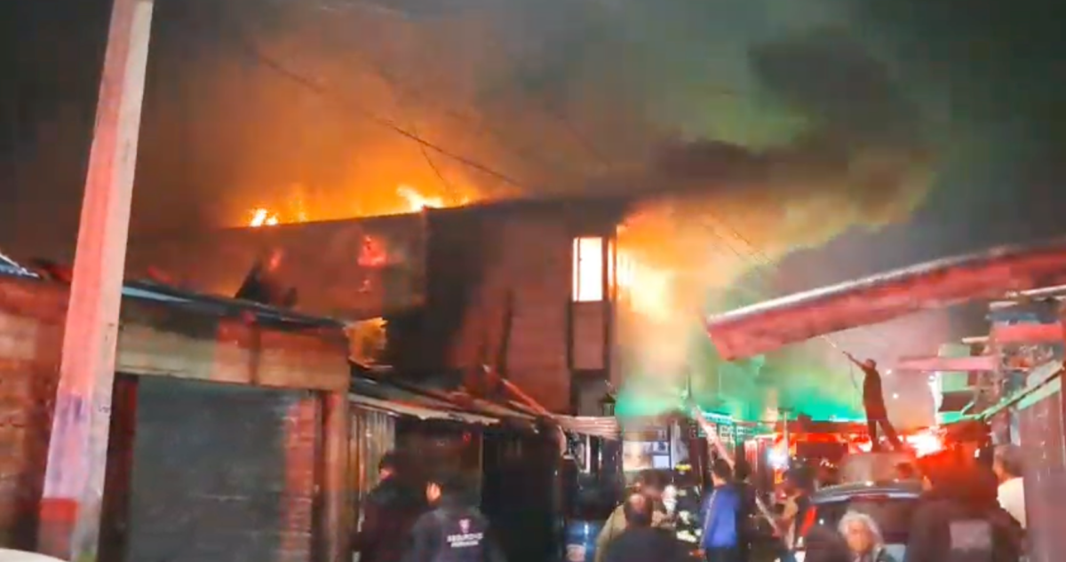 Incendio destruye dos viviendas en La Pintana: Carabineros debió controlar molestia de vecinos