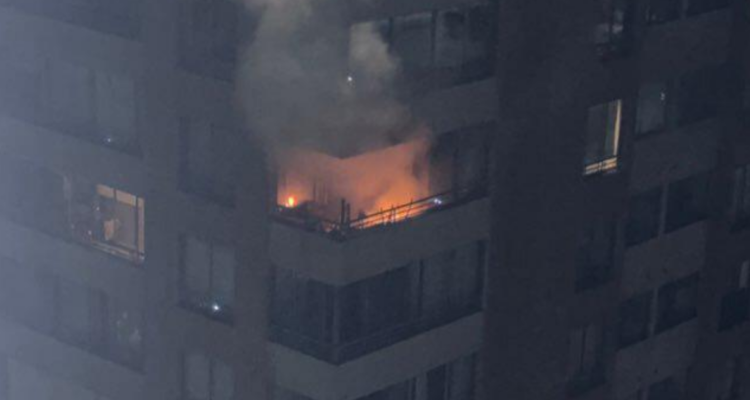 Mal uso de una parrilla habría originado incendio de madrugada en Las Condes