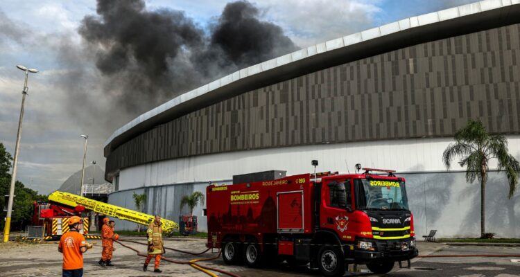 Imágenes desde adentro: incendio consume gran parte del techo del Velódromo Olímpico de Río de Janeiro