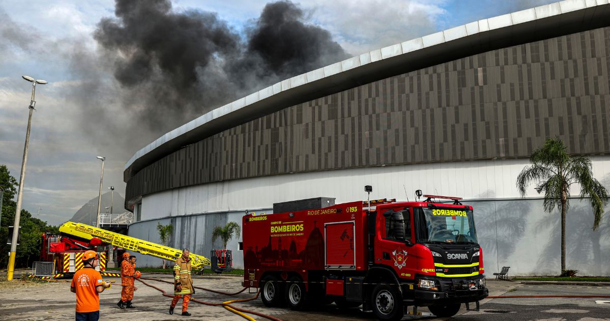 Imágenes desde adentro: incendio consume gran parte del techo del Velódromo Olímpico de Río de Janeiro