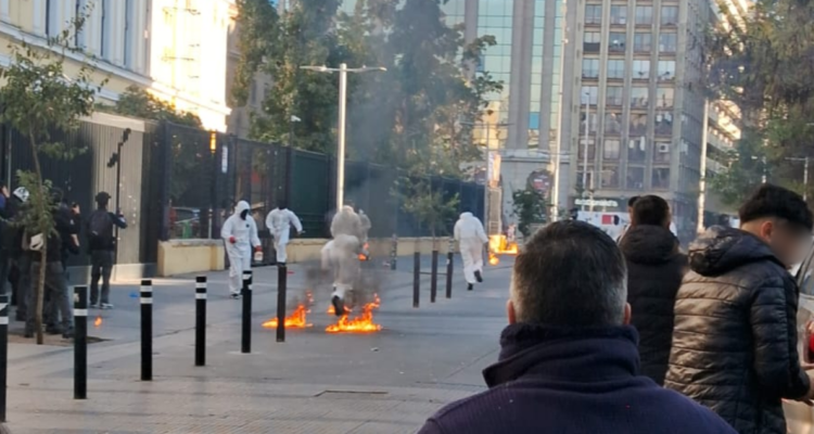 Nuevos incidentes afuera del Instituto Nacional: encapuchados con overoles lanzaron bombas molotov