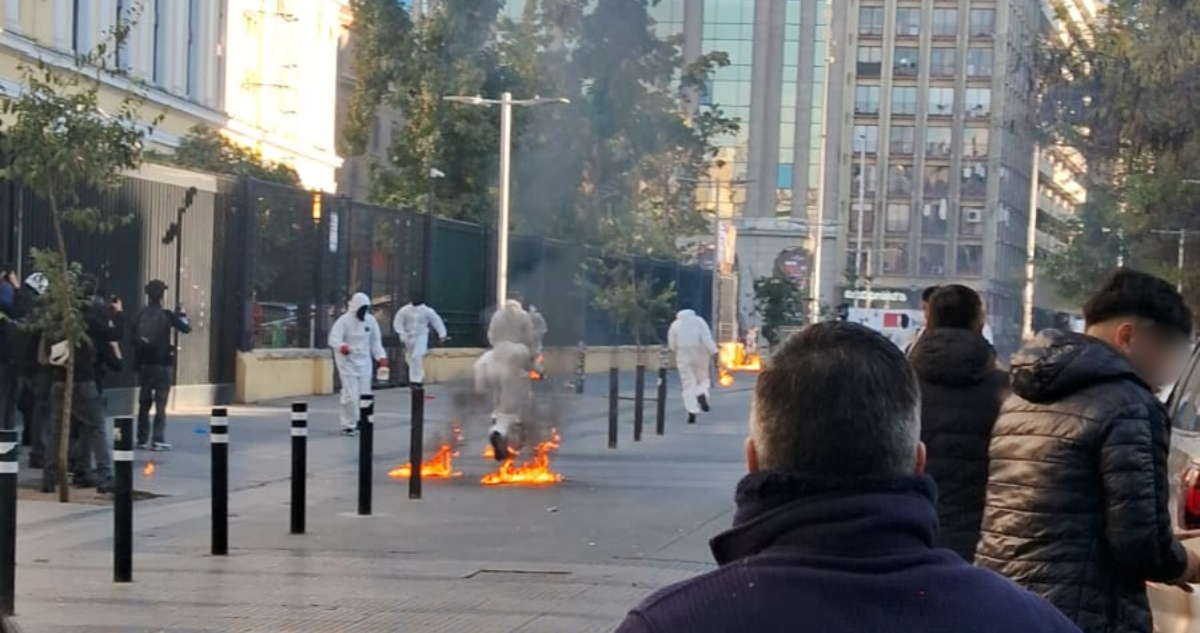 Nuevos incidentes afuera del Instituto Nacional: encapuchados con overoles lanzaron bombas molotov