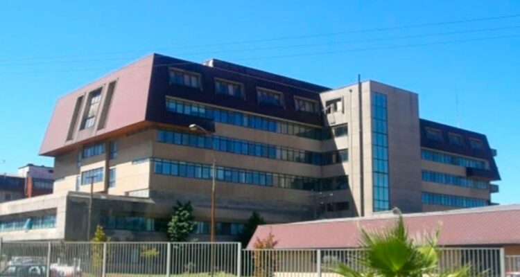 Indemnización a hombre que quedó con tubo de drenaje tras operación en Valdivia