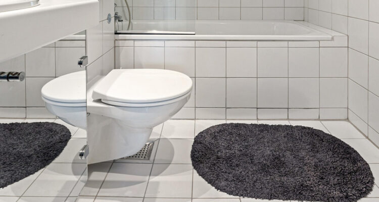 La guerra en Medio Oriente le está generando un gran dilema al mayor fabricante de baños japonés