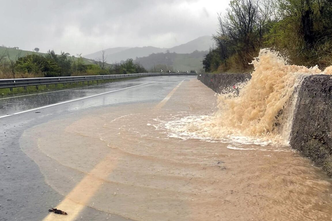 Agua liberada tras la apertura de las compuertas de la presa de Liscione llega a la carretera de Bifernina, que está cerrada al tráfico, en Termoli 