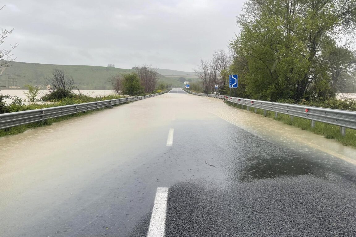 La carretera de Bifernina, que conecta la costa con Campobasso, está cerrada al tráfico debido a las inundaciones tras la apertura de las compuertas de la presa de Liscione 