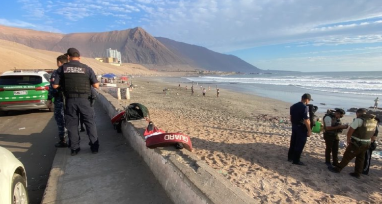Personal de Armada, Carabineros y Policía Marítima buscan a un hombre peruano de 47 años desaparecido en playa Huayquique, Iquique.