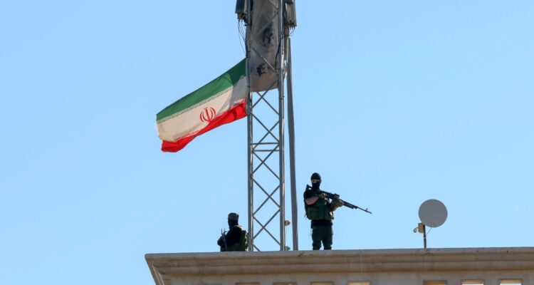Agentes de seguridad vigilan desde la azotea de la embajada de Irán en el Líbano durante concentración en honor al asesinado líder supremo iraní Ali Jamenei