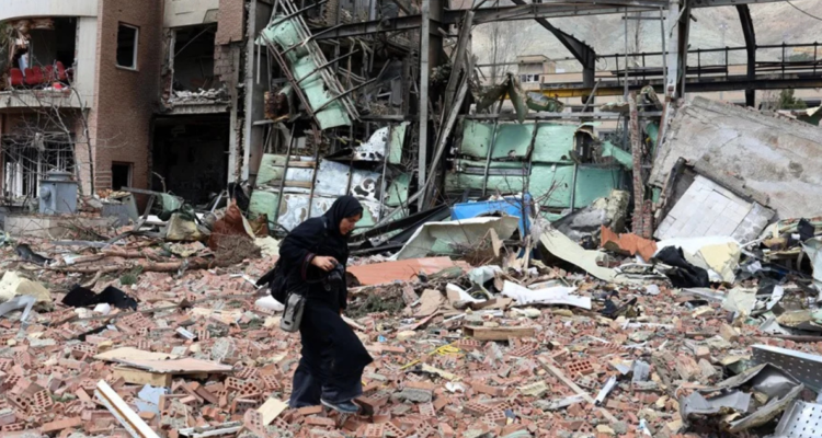 Una mujer camina entre los escombros tras los bombardeos sobre la Universidad Shahid Beheshti, en Teherán