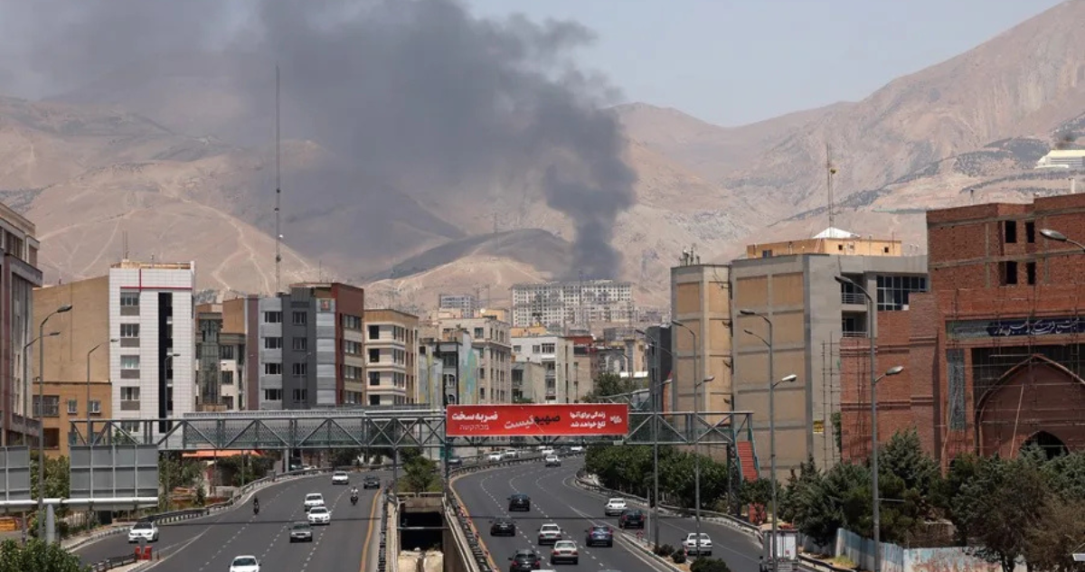 Imagen de archivo de humo emanando de una refinería de petróleo, al noroeste de Teherán, Irán | EFE