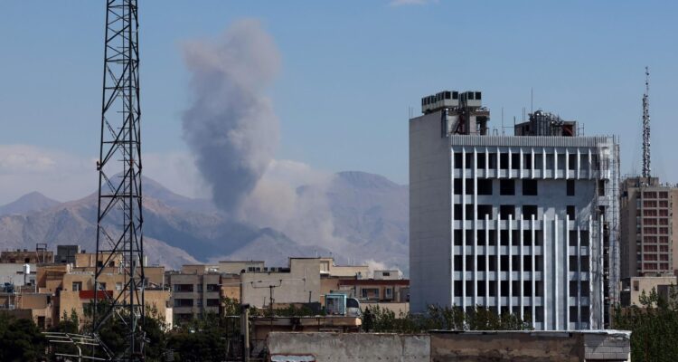 Columna de humo tras un ataque aéreo estadounidense-israelí en Teherán, Irán, el 7 de abril