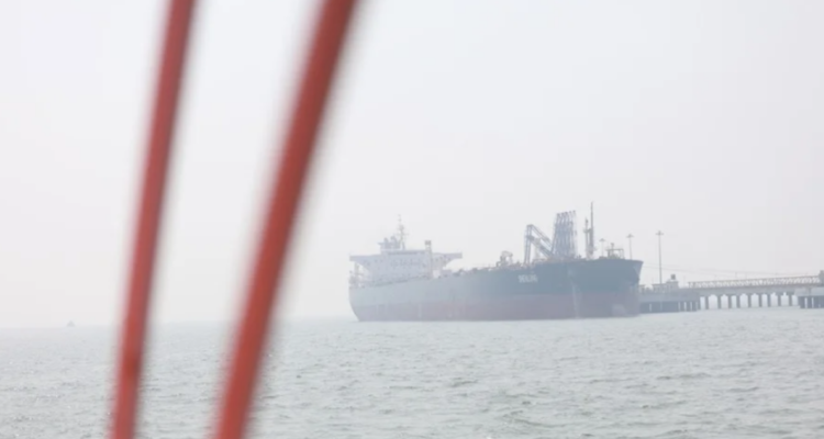 Irán autorizó tránsito de buques con productos básicos y ayuda humanitaria por el estrecho de Ormuz