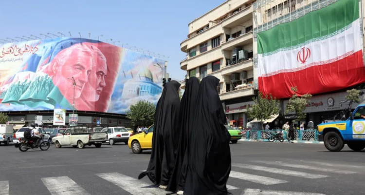Mujeres con hiyab caminando por calles de Irán