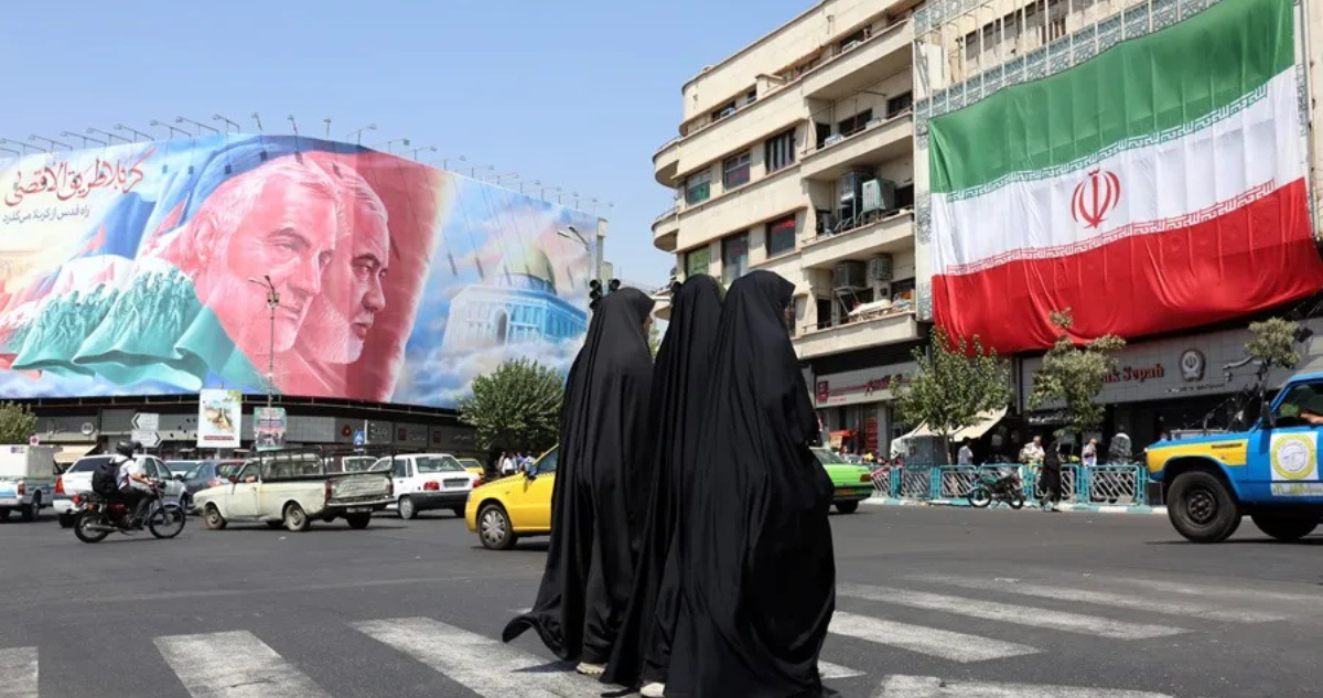 Mujeres con hiyab caminando por calles de Irán