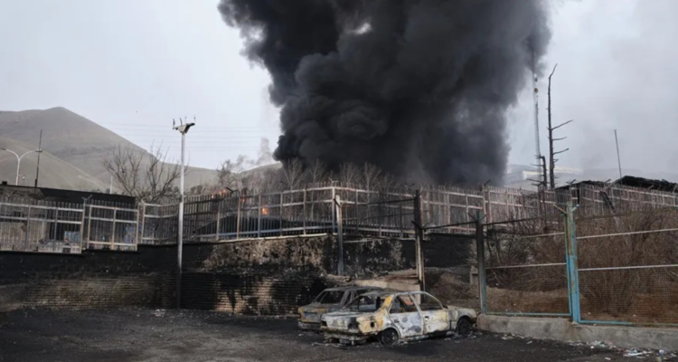 Imagen de archivo del incendio provocado en una instalación petrolera en Teherán tras un ataque israelí en marzo