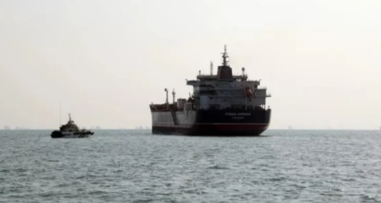 Imagen de archivo de un petrolero de bandera británica en aguas del estrecho de Ormuz | EFE