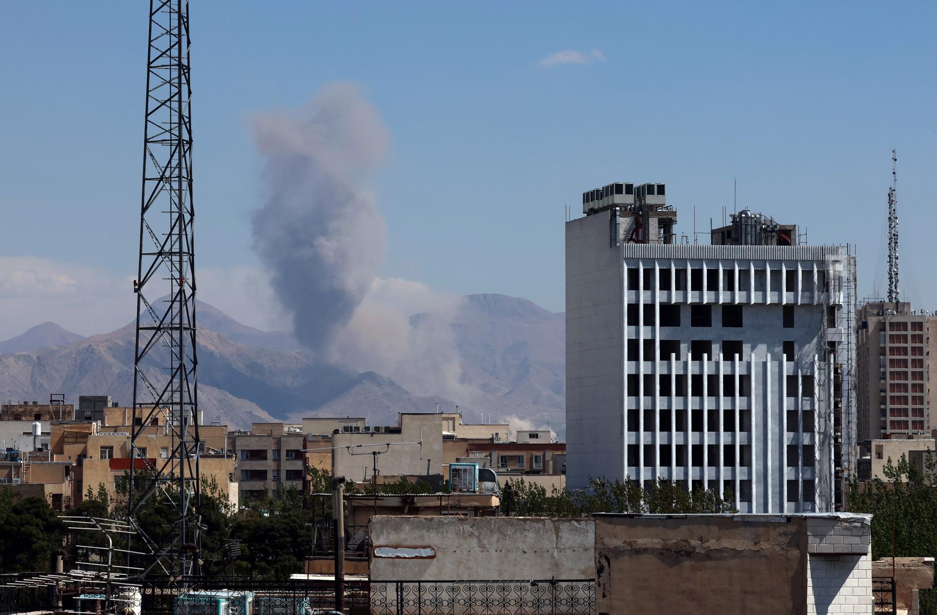 Columna de humo tras un ataque aéreo estadounidense-israelí en Teherán, Irán, el 7 de abril