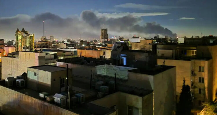 Israel ataca Teherán en nueva ofensiva conjunta con EEUU en medio de ultimátum de Trump