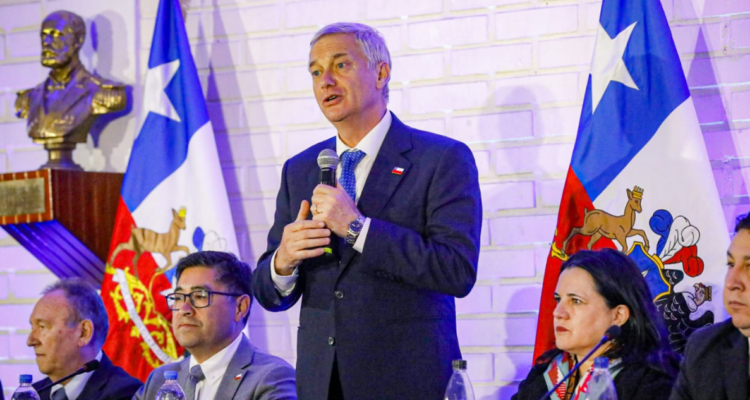 Presidente Kast participa en encuentro ciudadano en Concepción tras arribo a región del Bío Bío