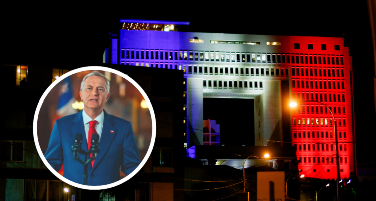 Congreso Nacional iluminado con los colores de la bandera. Foto del presidente José Antonio Kast.