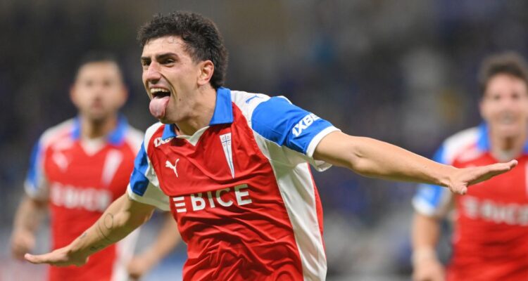 Justo Giani celebra gol en el católica cruzeiro.jpg
