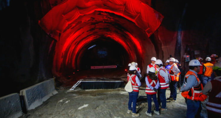 Juzgado de Santiago decreta liquidación de filial de OHLA, grupo que construye tramo de la L7 de Metro