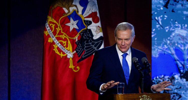 Kast cuestiona críticas a recortes en beneficios para menores: “¡Ustedes se quedaron con la plata!”