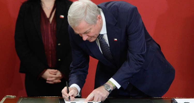 Kast firma proyectos de seguridad en colegios con modificación al Código Penal y revisión de mochilas