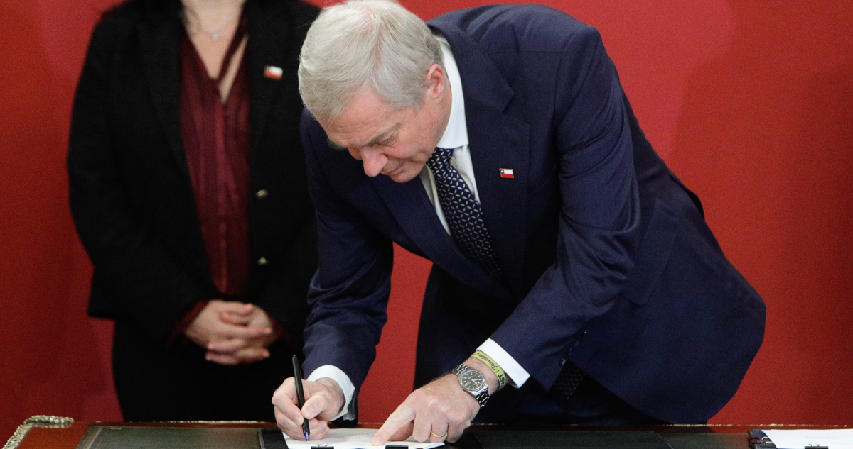 Kast firma proyectos de seguridad en colegios con modificación al Código Penal y revisión de mochilas